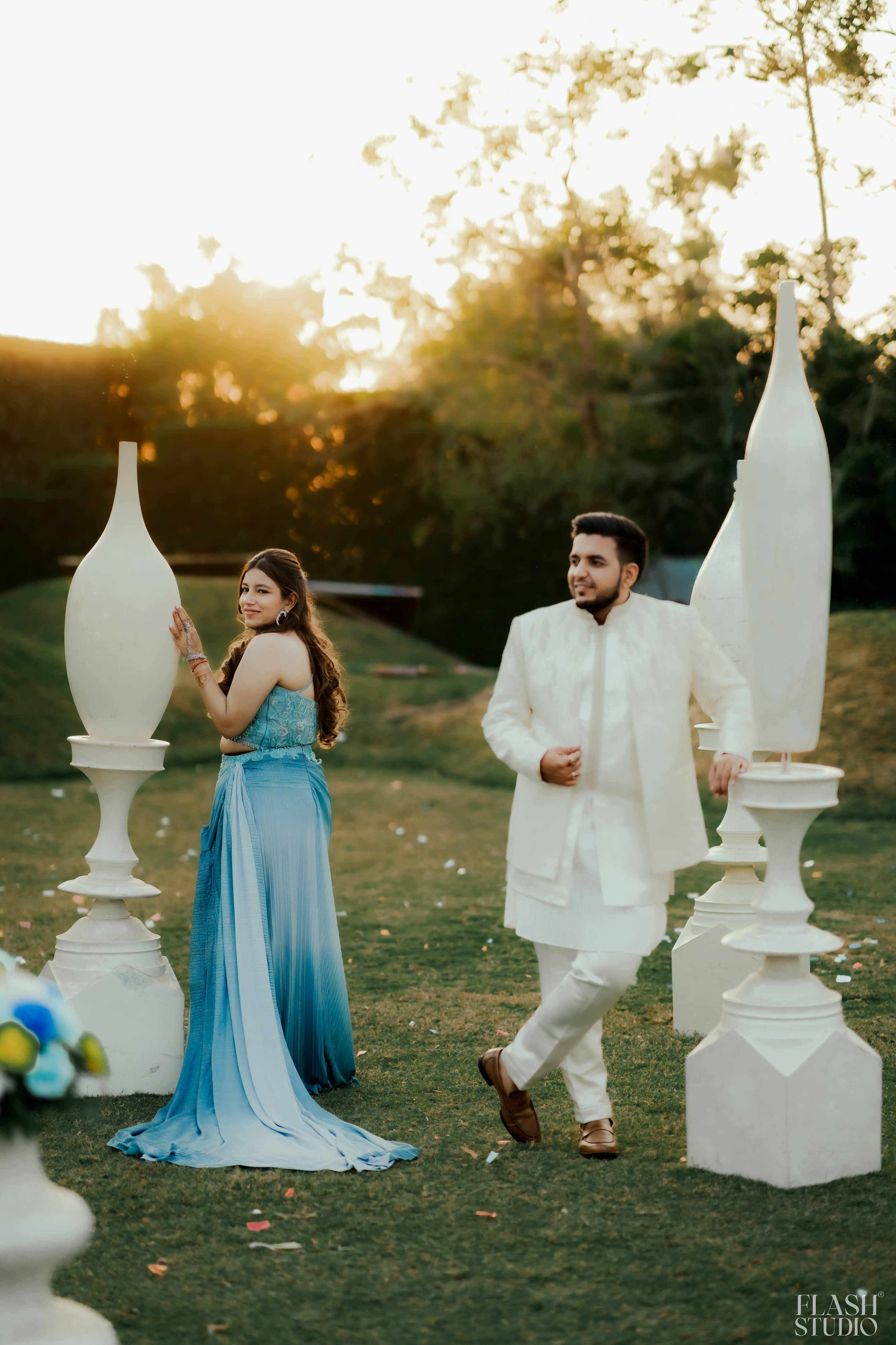 Mohit and Disha photography by Flash Studio