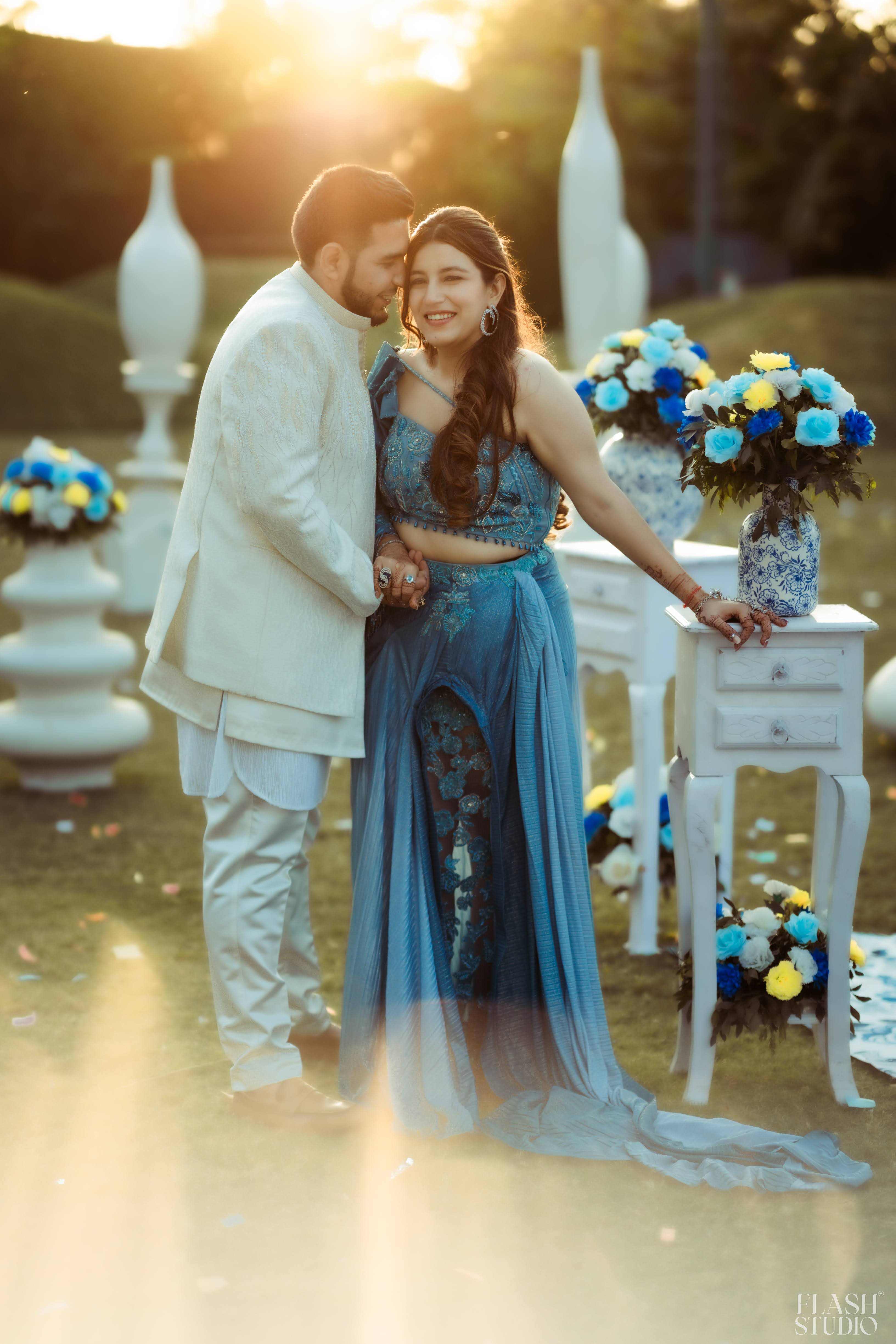 Mohit and Disha photography by Flash Studio