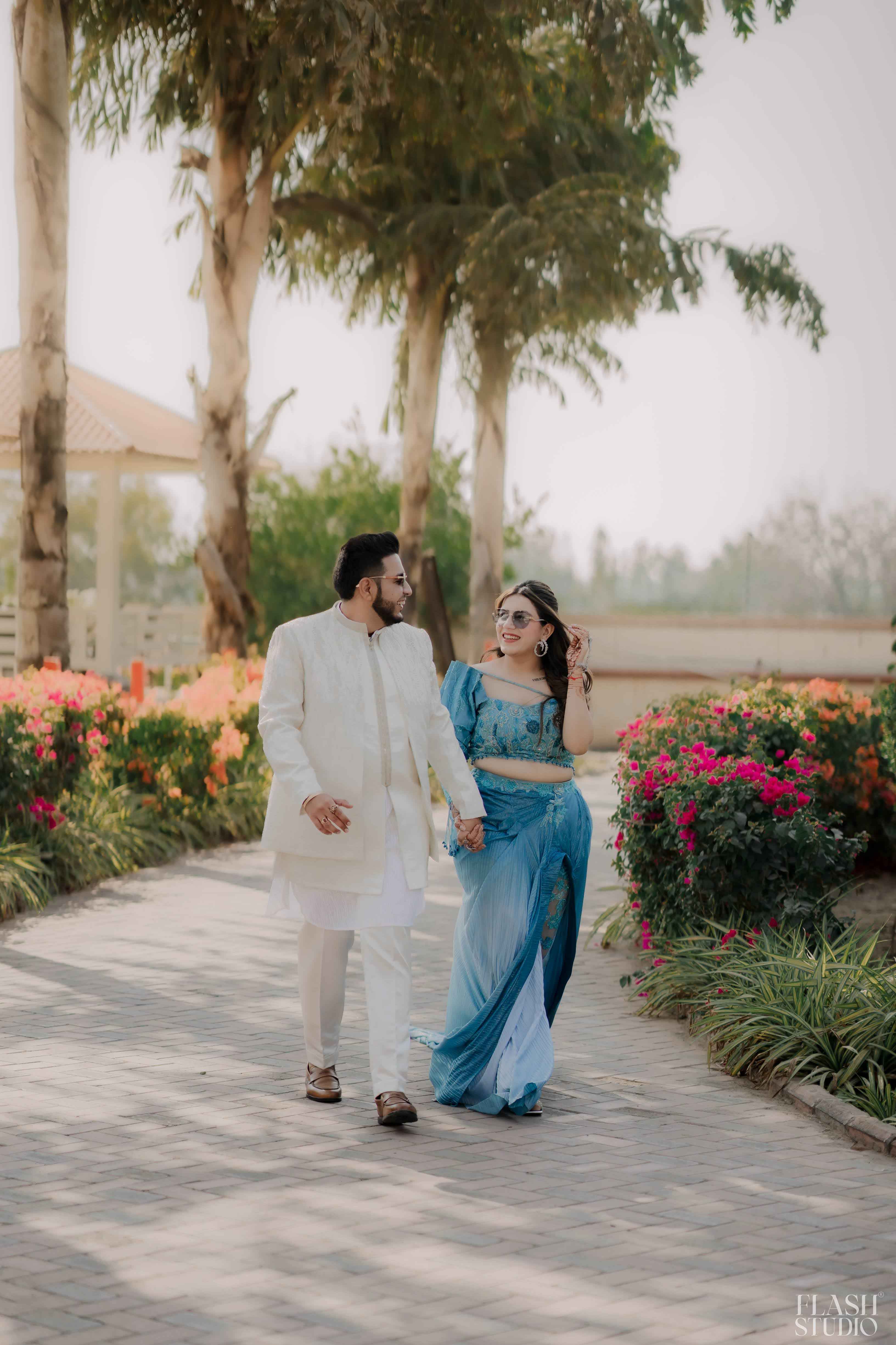 Mohit and Disha photography by Flash Studio