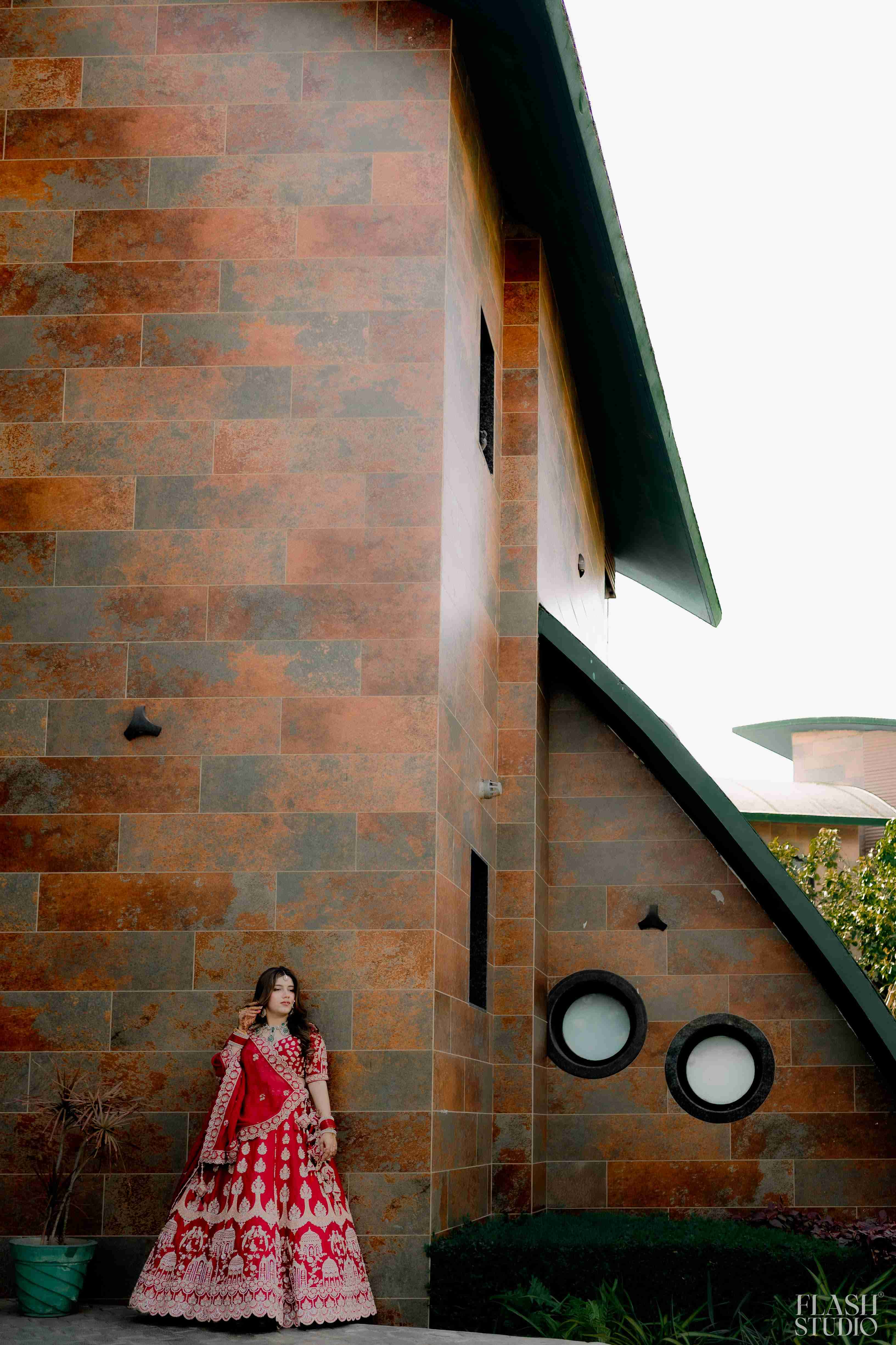 Mohit and Disha photography by Flash Studio
