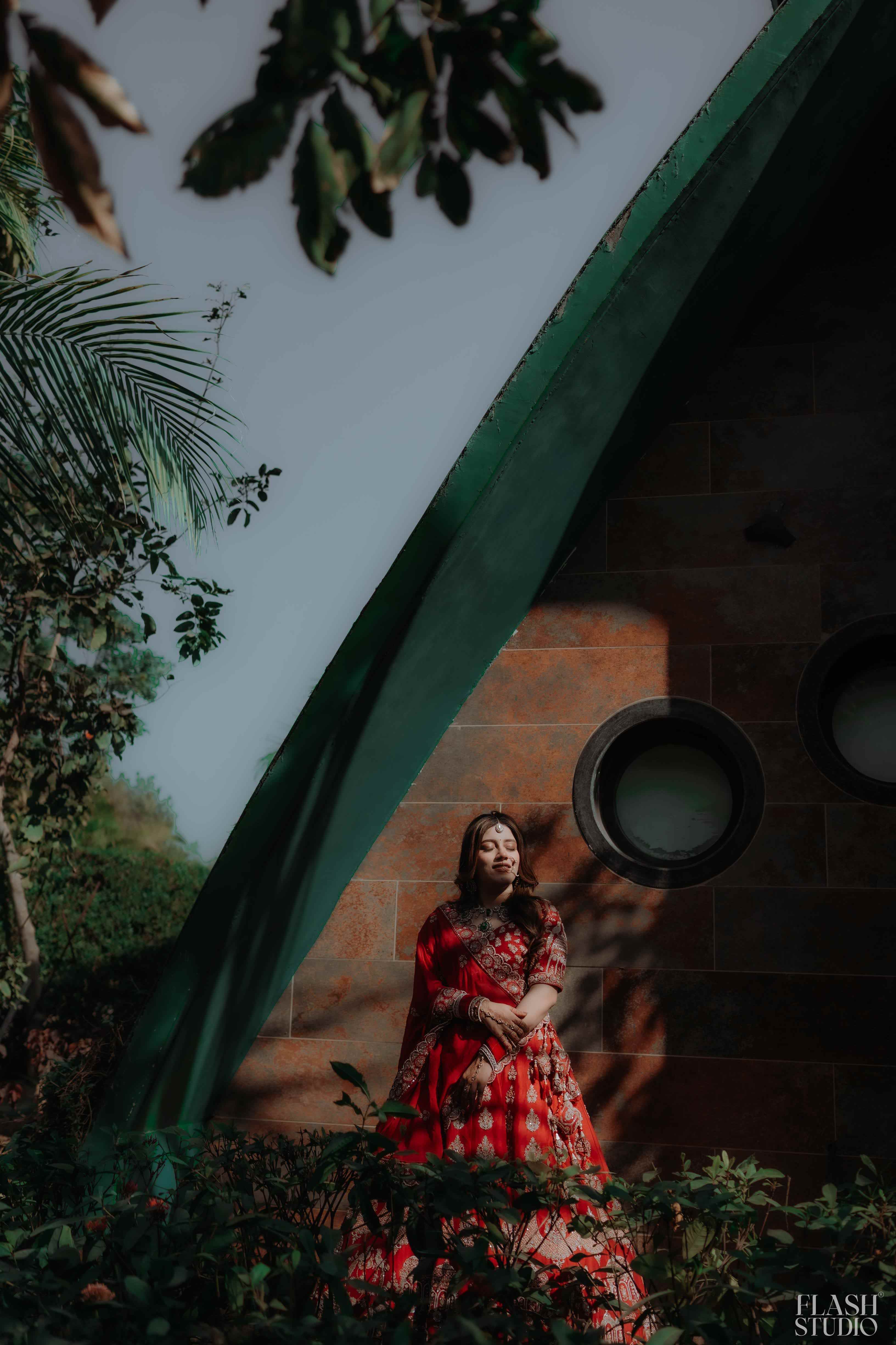 Mohit and Disha photography by Flash Studio