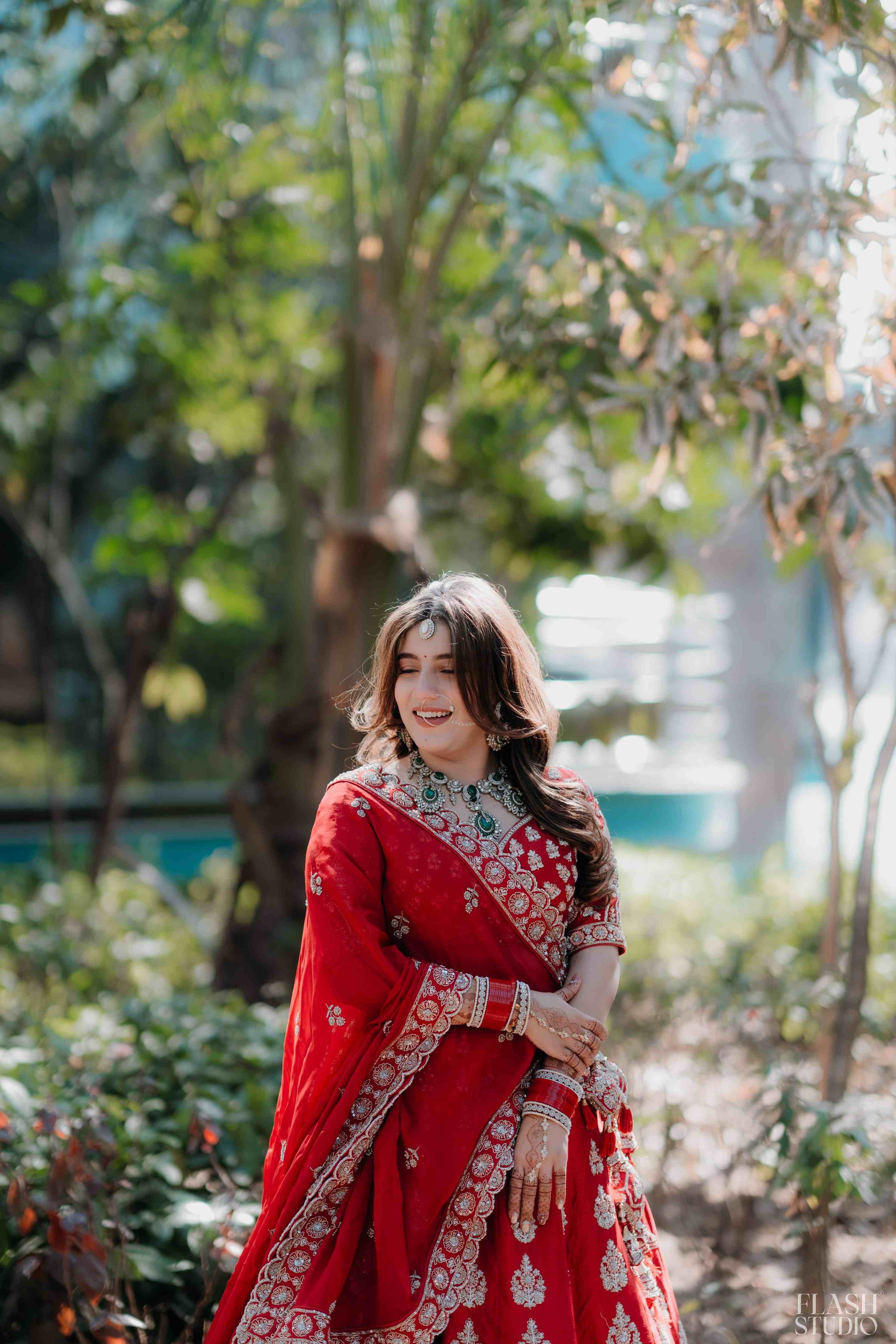 Mohit and Disha photography by Flash Studio