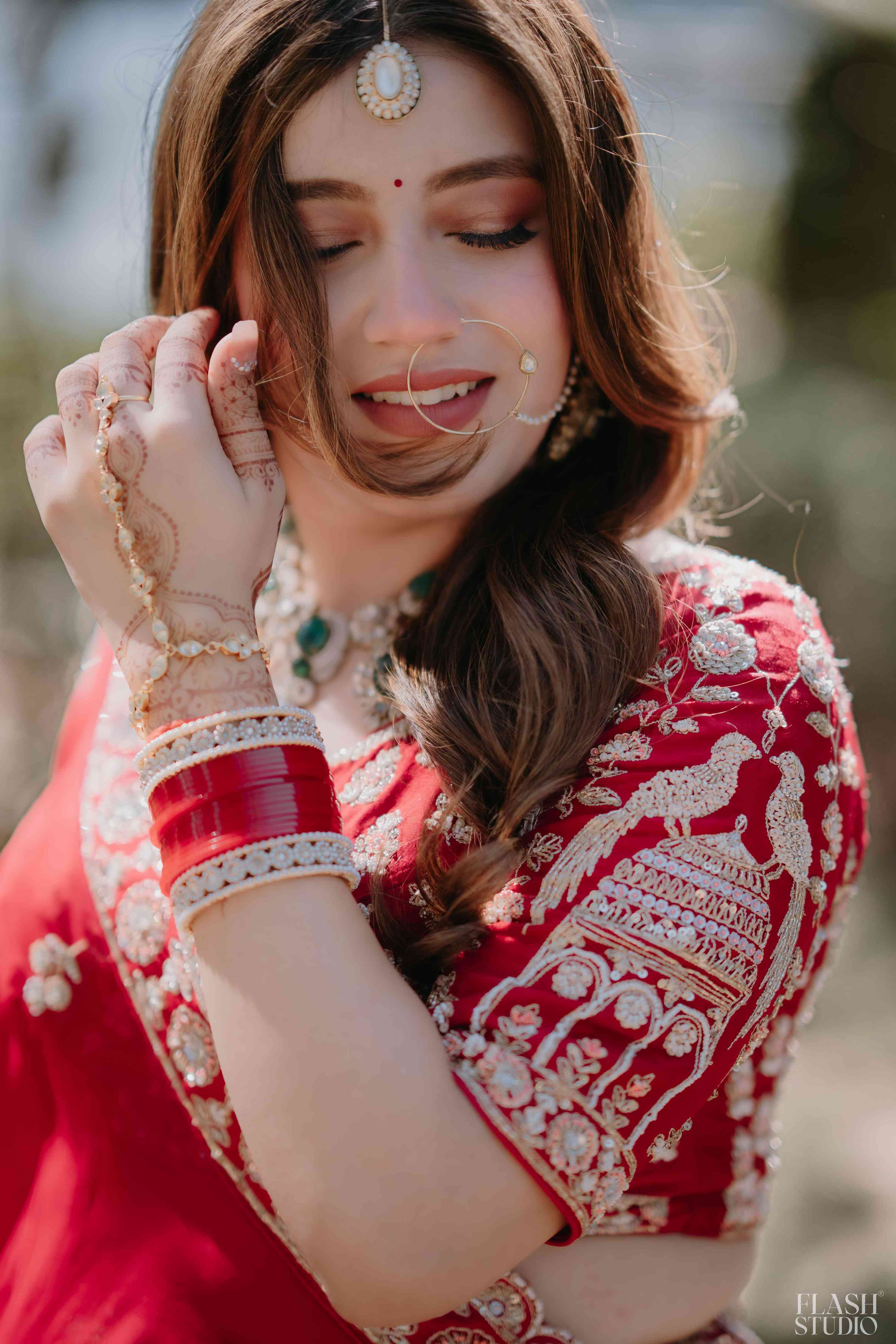 Mohit and Disha photography by Flash Studio