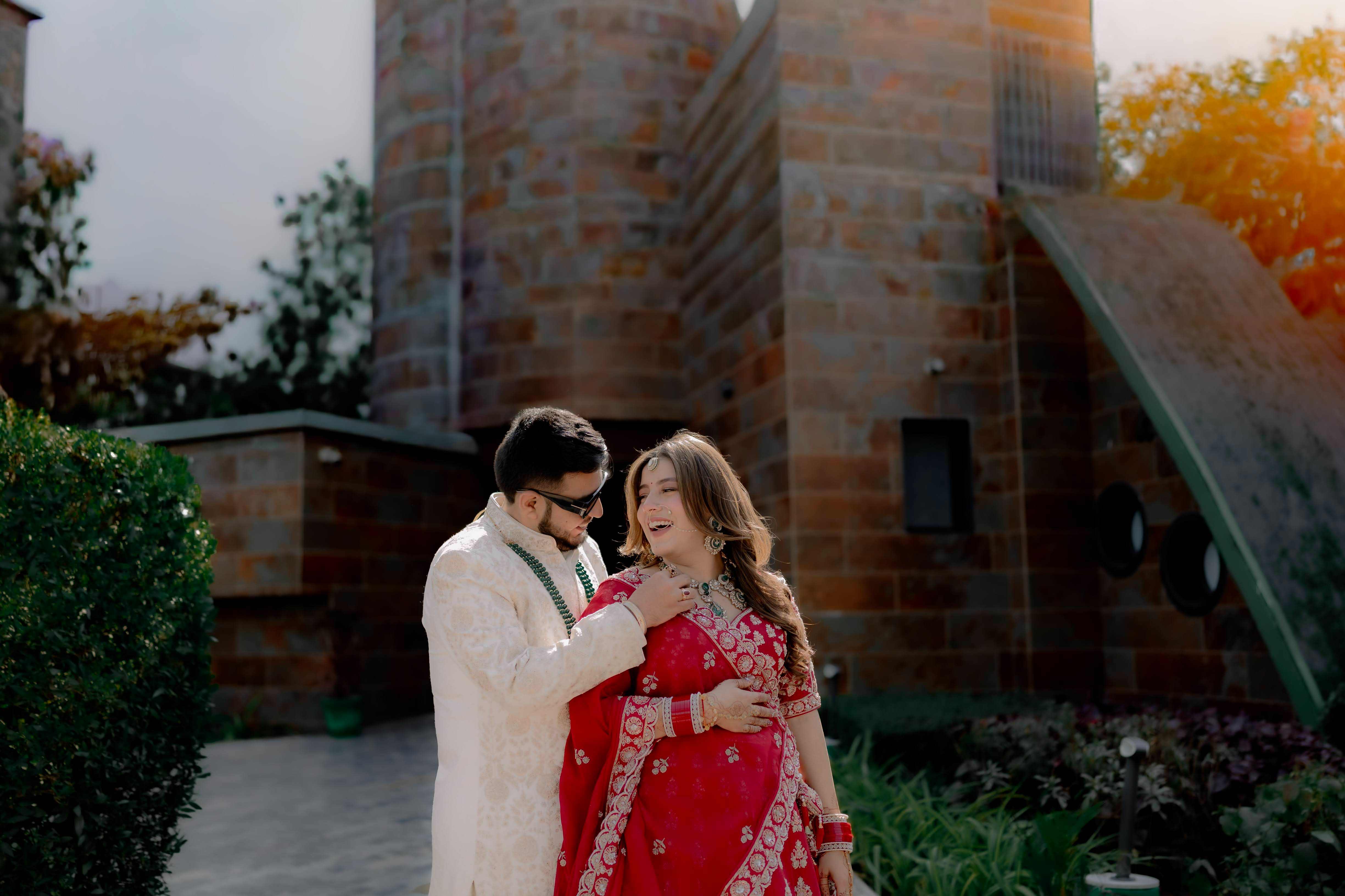 Mohit and Disha photography by Flash Studio